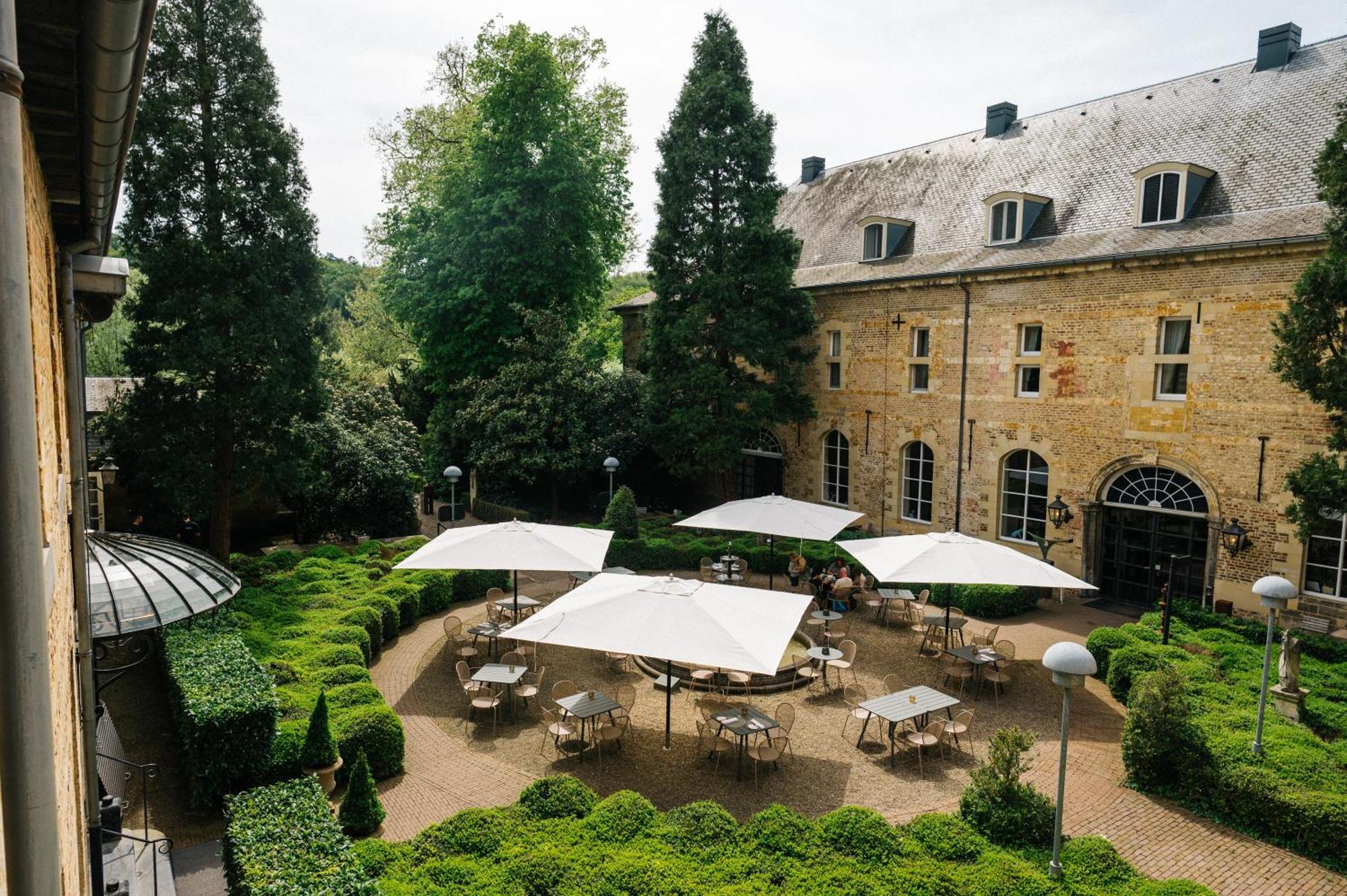 Chateau St Gerlach - Oostwegel Collection, Member Of Relais And Chateaux Valkenburg aan de Geul Exteriör bild The courtyard of the museum